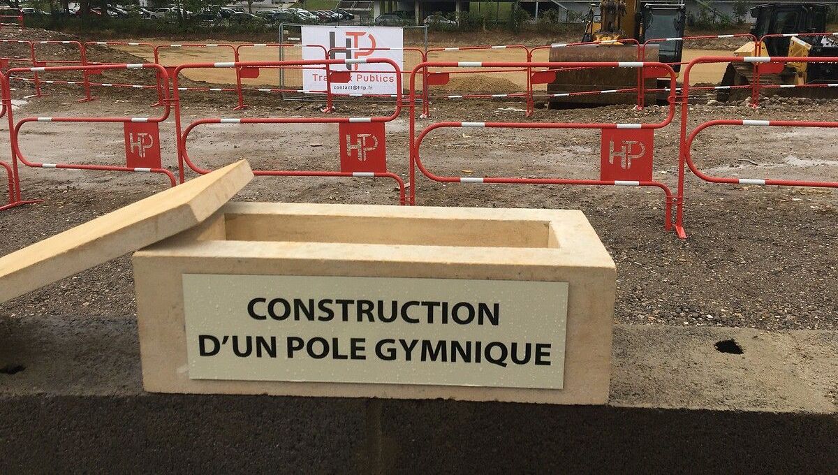 La pose de la première pierre du futur pôle gymnique de Metz Belletanche, ce mercredi 11 septembre.