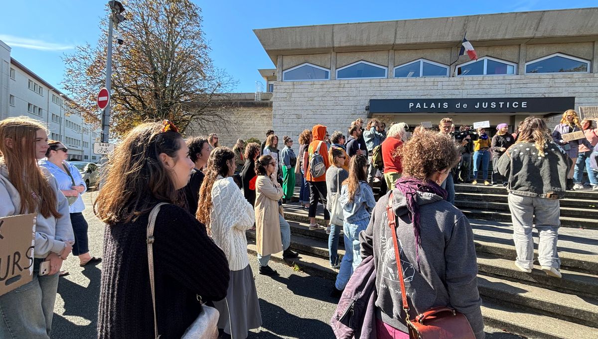 Une centaine de personnes se sont réunies, ce samedi 14 septembre, devant le tribunal de Bayonne pour montrer leurs soutiens aux victimes de viols.