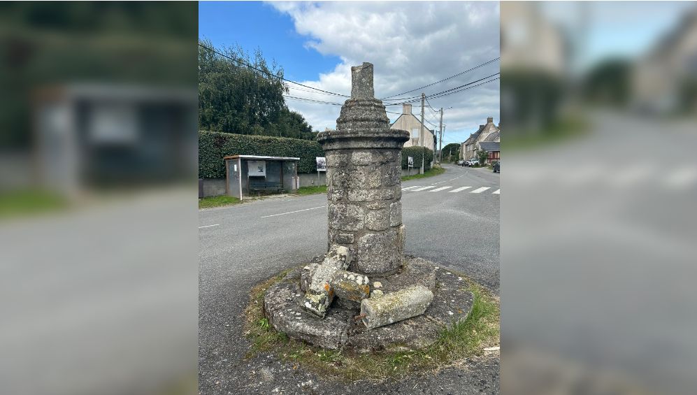 La croix est tombée de son socle ce lundi matin.