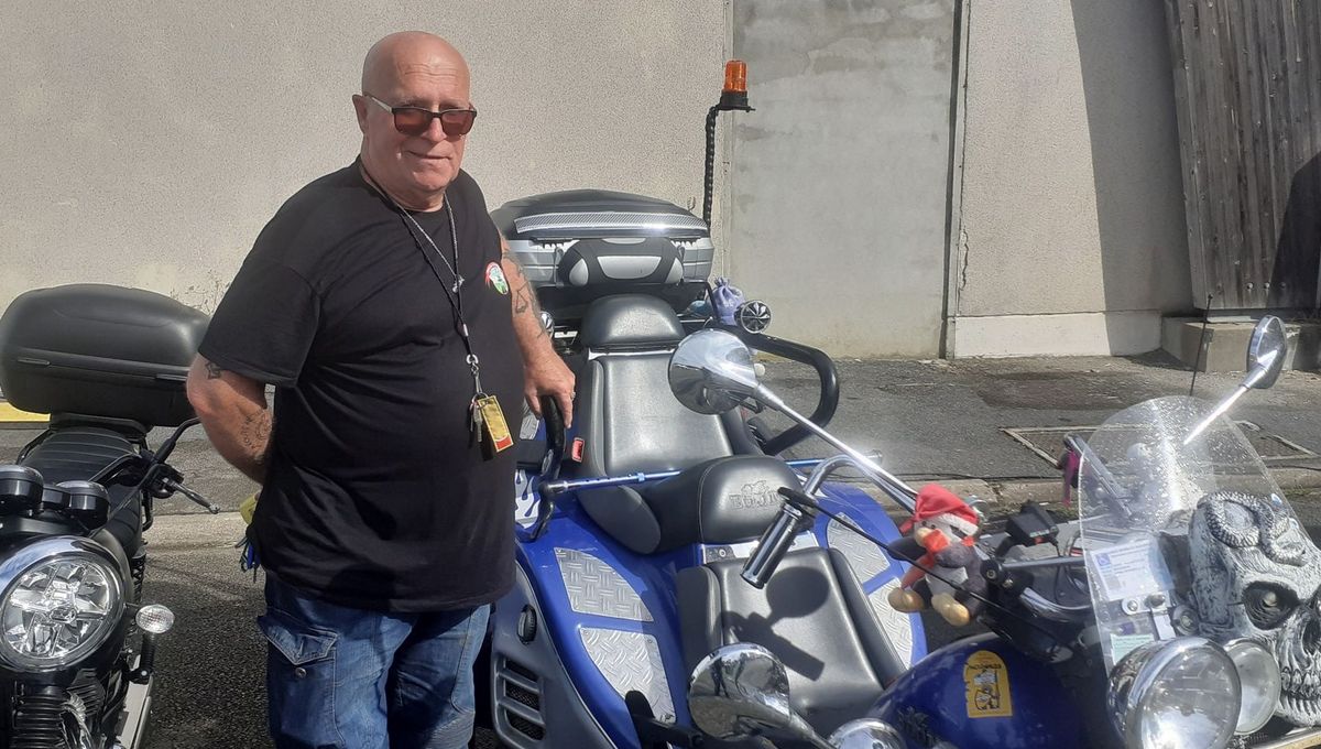 Dan, le président de Moto Evasion, devant son trike.