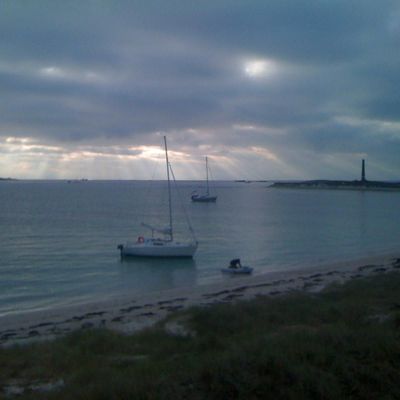 Sur l'estran de l'île du Loch, propriété de la famille Bolloré, avec au loin la cheminée du four à goémon