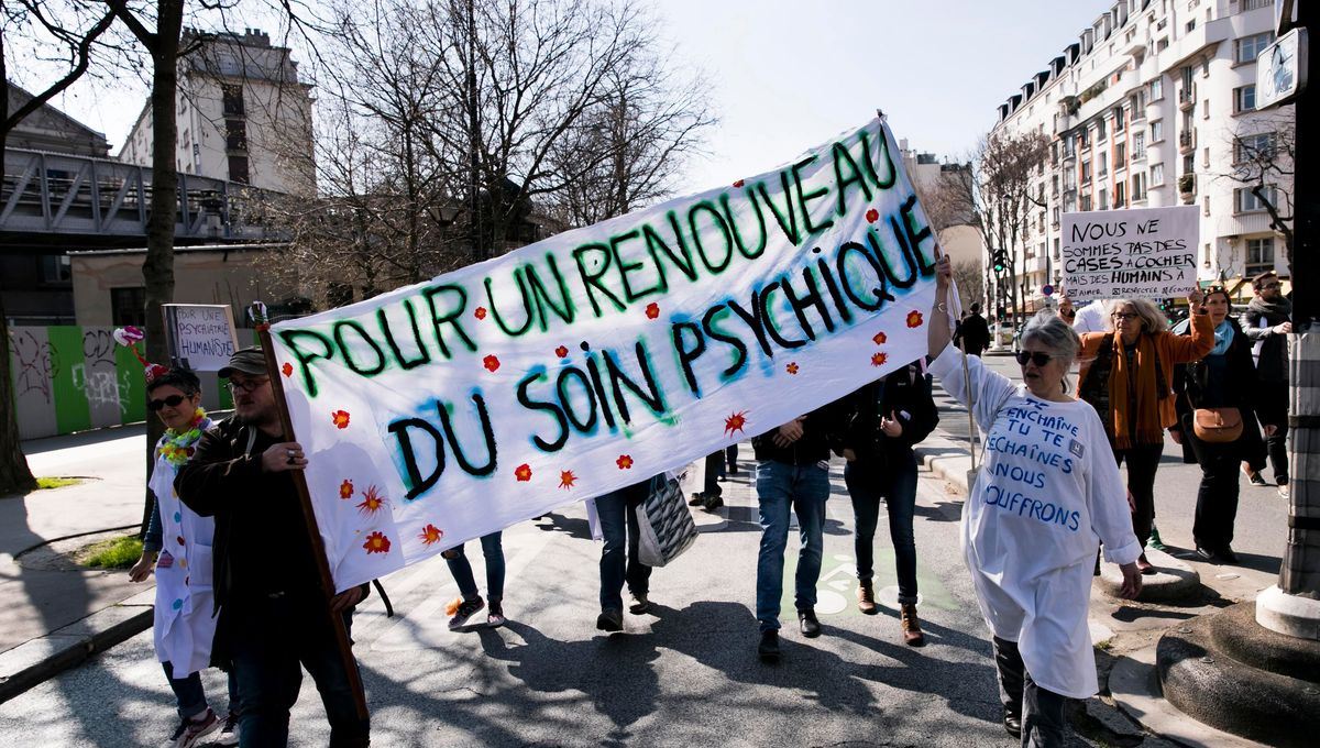 Marche à Paris pour réclamer une meilleure considération et une meilleure prise en charge des personnes atteintes de troubles psychiques