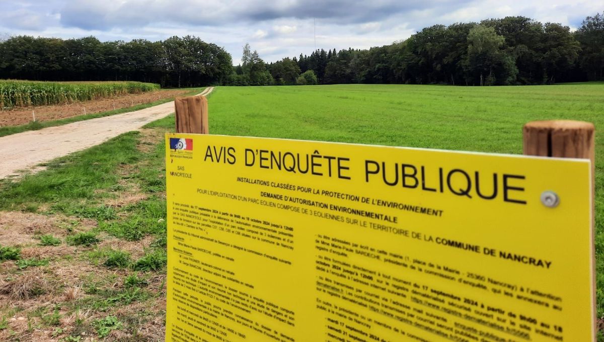 À Nancray sur la route vers La Chevillotte, un mât de 135 mètres de haut marque le site prévu pour l'implantation des trois éoliennes.