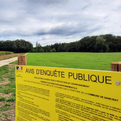 À Nancray sur la route vers La Chevillotte, un mât de 135 mètres de haut marque le site prévu pour l'implantation des trois éoliennes.