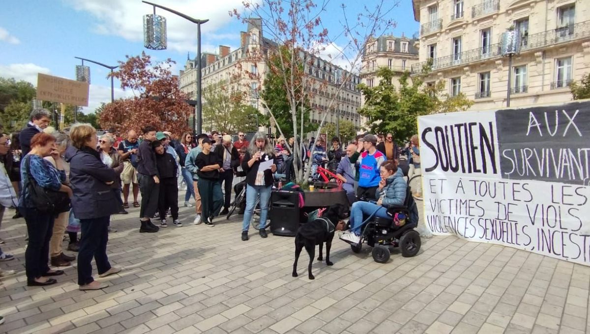 Près de 200 personnes se sont réunies place Darcy à l'appel de collectifs féministes