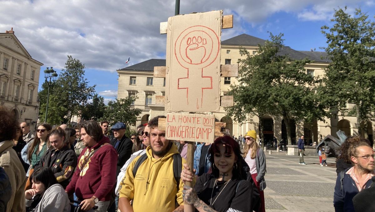 "La honte doit changer de camp" environ 150 personnes réunies sur la place Sainte-Croix à Orléans en soutien à Gisèle Pelicot