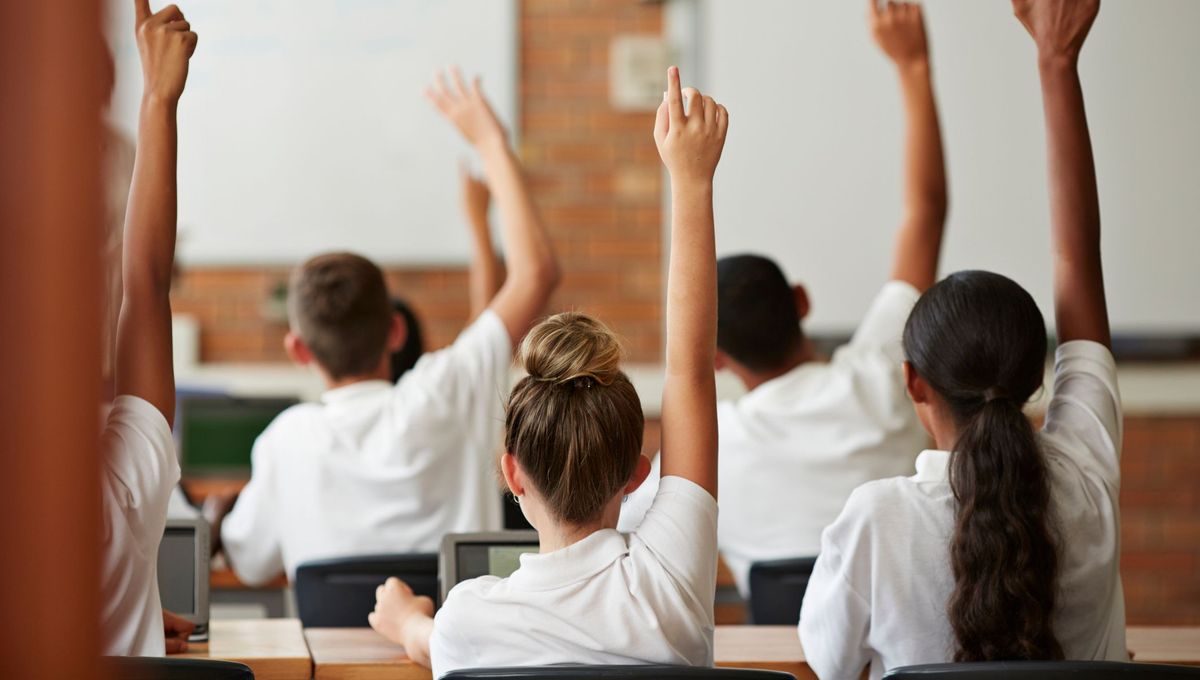 Dans une école, des élèves avec des uniformes