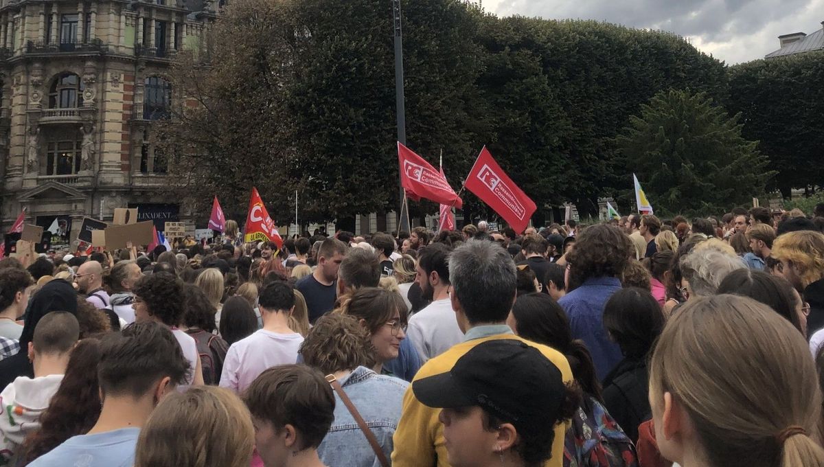 Entre 3.400 et 5.000 personnes se sont réunies à Lille Place de la République pour s'opposer à la nomination de Michel Barnier