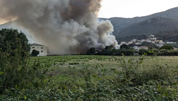 L'alerte a été donnée dimanche 15 septembre vers 18h : d'épaisses fumées noires se dégageaient du hangar de 2.000m2