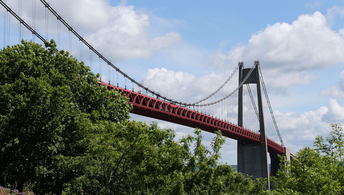 Le Pont de Tancarville enjambe la Seine pour relier Le Havre à l'autoroute A13.