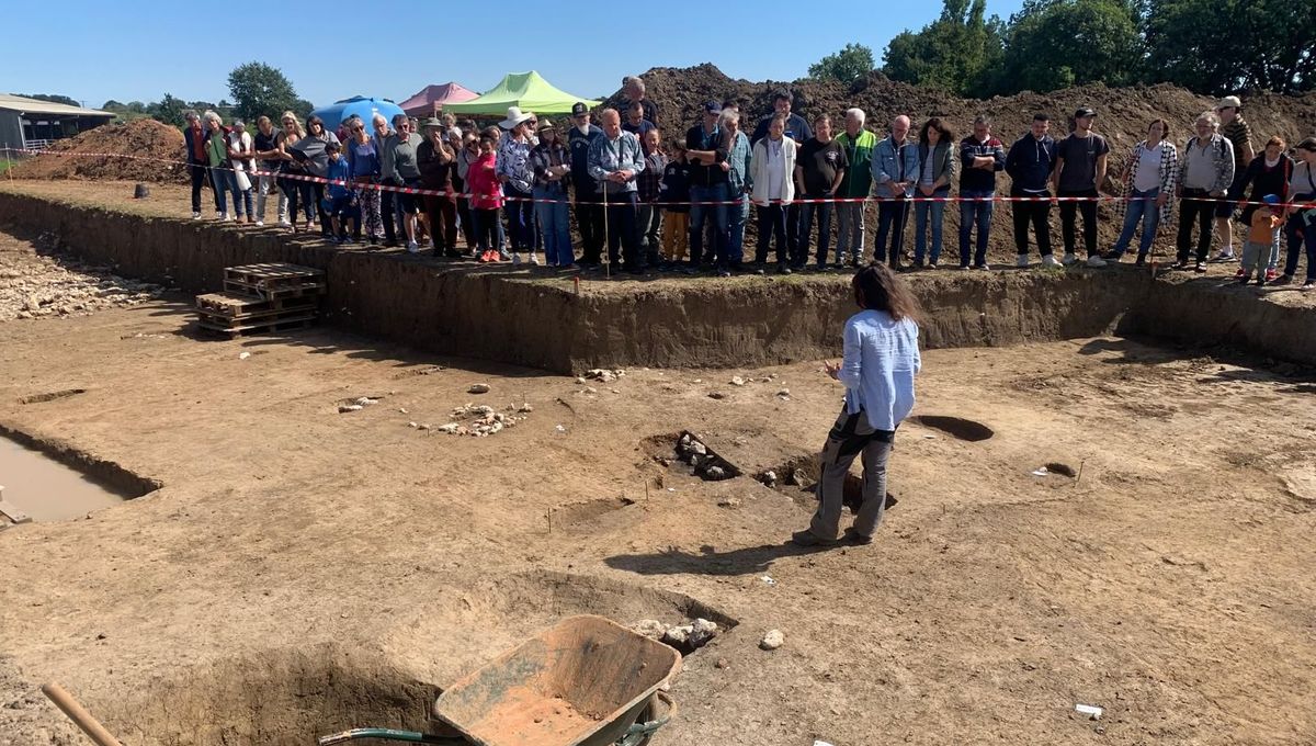 Les archéologues ont fait visiter leur chantier de fouilles à une centaine de visiteurs locaux.