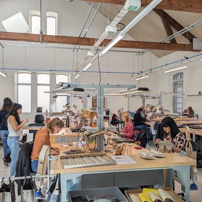 L'un des ateliers d'Hermès, désormais installé à Riom dans l'ancienne manufacture des Tabacs.