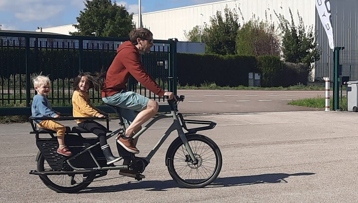 Julien vient de craquer pour ce vélo qui lui permettra d'emmener ses deux enfants à l'école