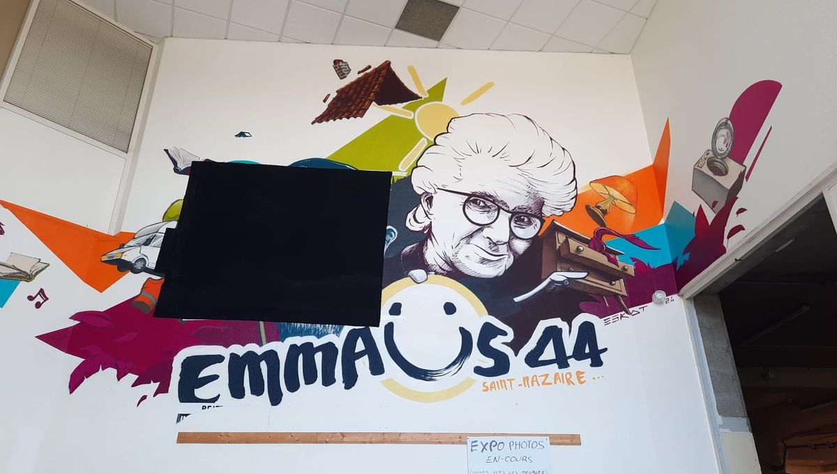 Dans le hall d'entrée sur la fresque murale, le visage de l'Abbé Pierre aux côtés de la co-fondatrice Lucie Coutaz a été recouvert d'un voile noir