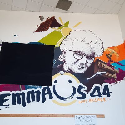 Dans le hall d'entrée sur la fresque murale, le visage de l'Abbé Pierre aux côtés de la co-fondatrice Lucie Coutaz a été recouvert d'un voile noir