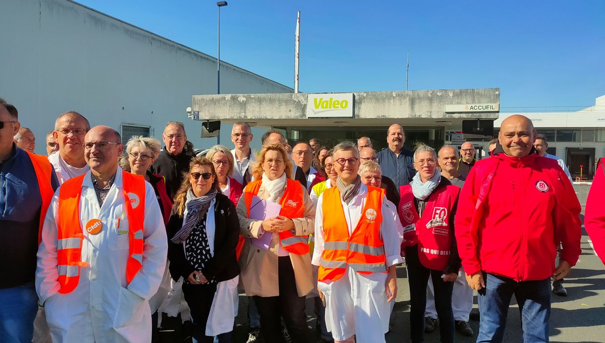 Environ 80 salariés ont débrayés devant l'usine Valéo de La Suze-sur-Sarthe