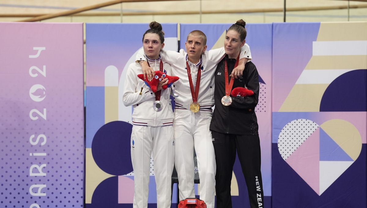 Marie Patouillet (au centre), championne paralympique en cyclisme sur piste, Heïdi Gaugain (à gauche) et la néozélandaise Nicole Murray en bronze