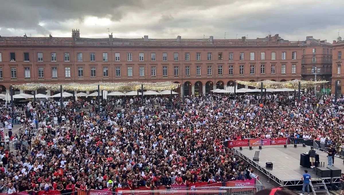 La Place du Capitole pleine de monde en juin 2024 pour la présentation du Bouclier de Brennus