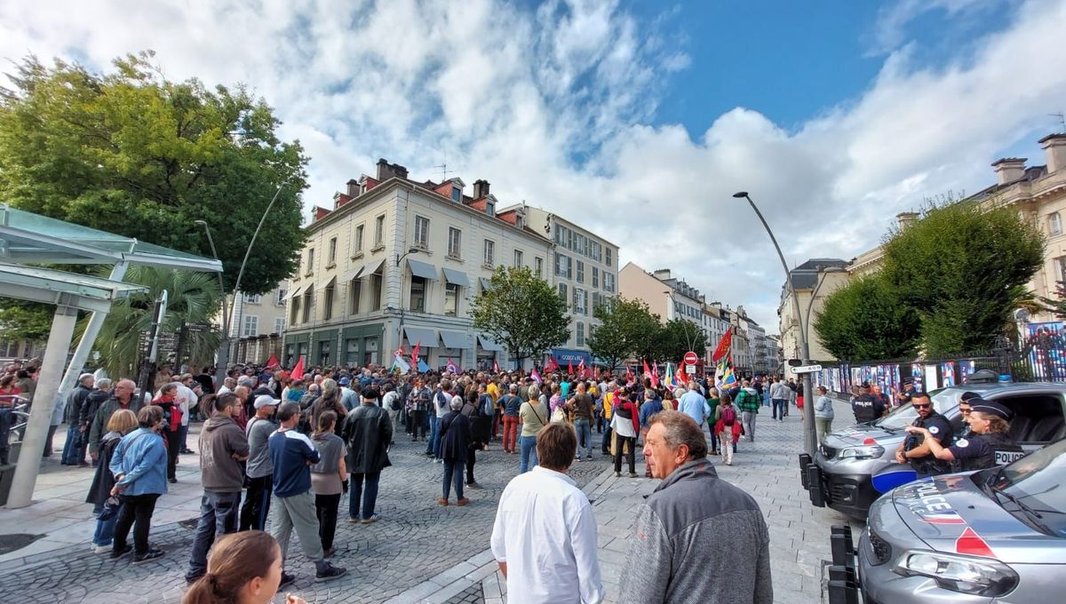 Plus de 300 personnes à Pau contre "le coup de force de Macron"