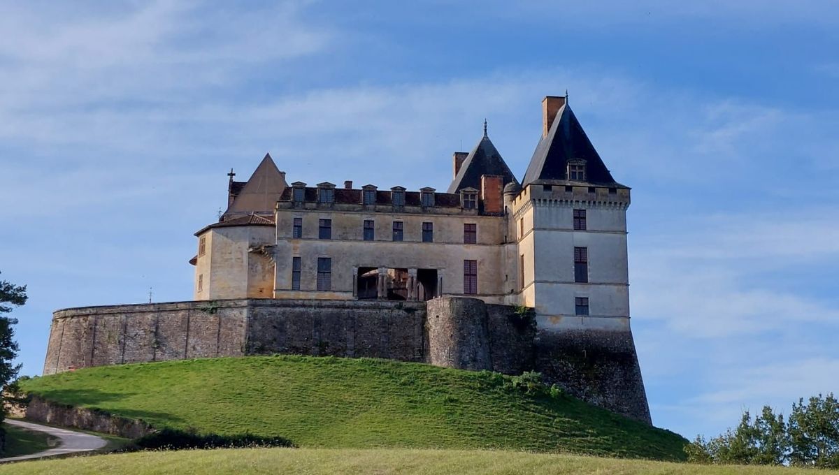 Le château de Biron accueillera dans sa chapelle le 20 septembre 2024 le fac-similé de la mise au tombeau du saint sépulcre