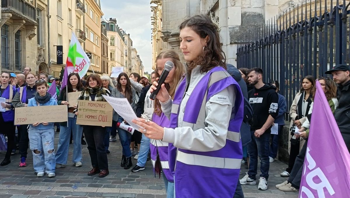 Les militantes du collectif Nous Toutes de Rouen ont prononcé des discours pendant le rassemblement devant le Palais de justice.