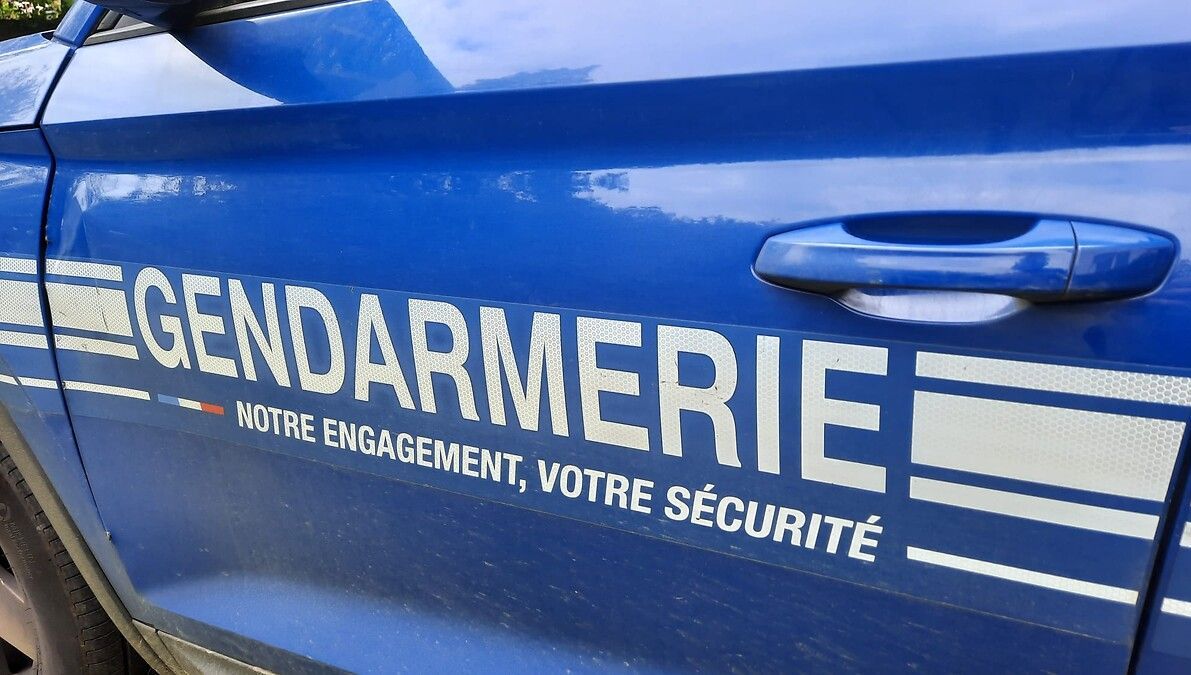 Portière d'une voiture de gendarmerie.