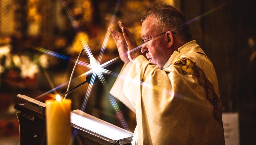 Christian Dutreuilh, prêtre périgourdin en pleine messe