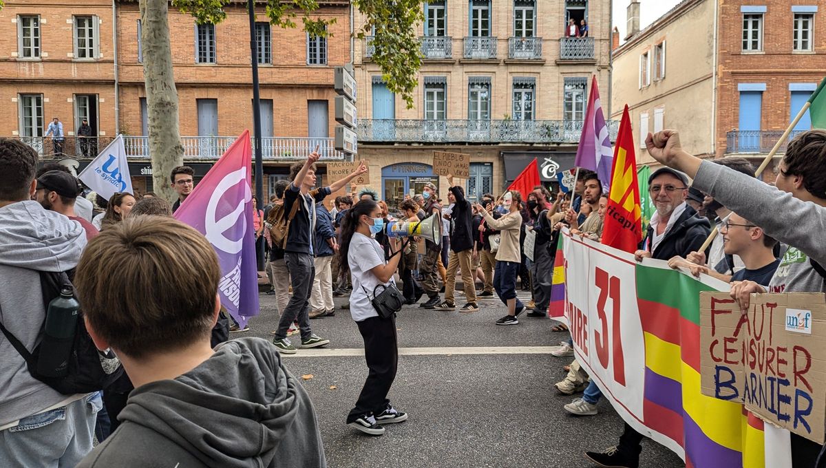 Les partis de gauche ont défilé sous la bannière commune du NFP.