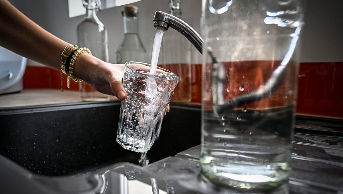 Une fremme prend de l'eau au robinet (illustration).