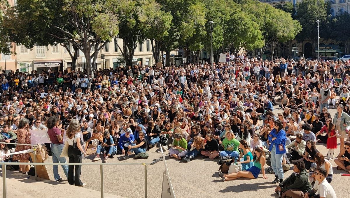 Plus d'un millier de manifestants en soutien à Gisèle Pélicot sur le parvis du palais de justice à Marseille