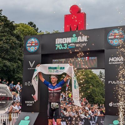 Vincent Terrier sur la ligne d'arrivée de l'Ironman 70.3 de Vichy ce dimanche 1er septembre 2024.