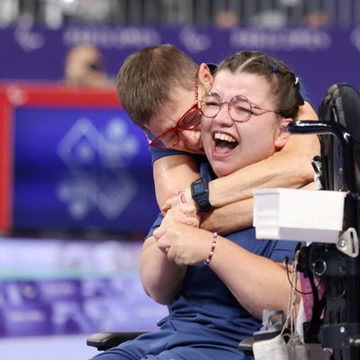 Aurélie Aubert et son binôme Claudine Llop, après avoir décroché sa médaille d'or aux Jeux paralympiques de Paris 2024.