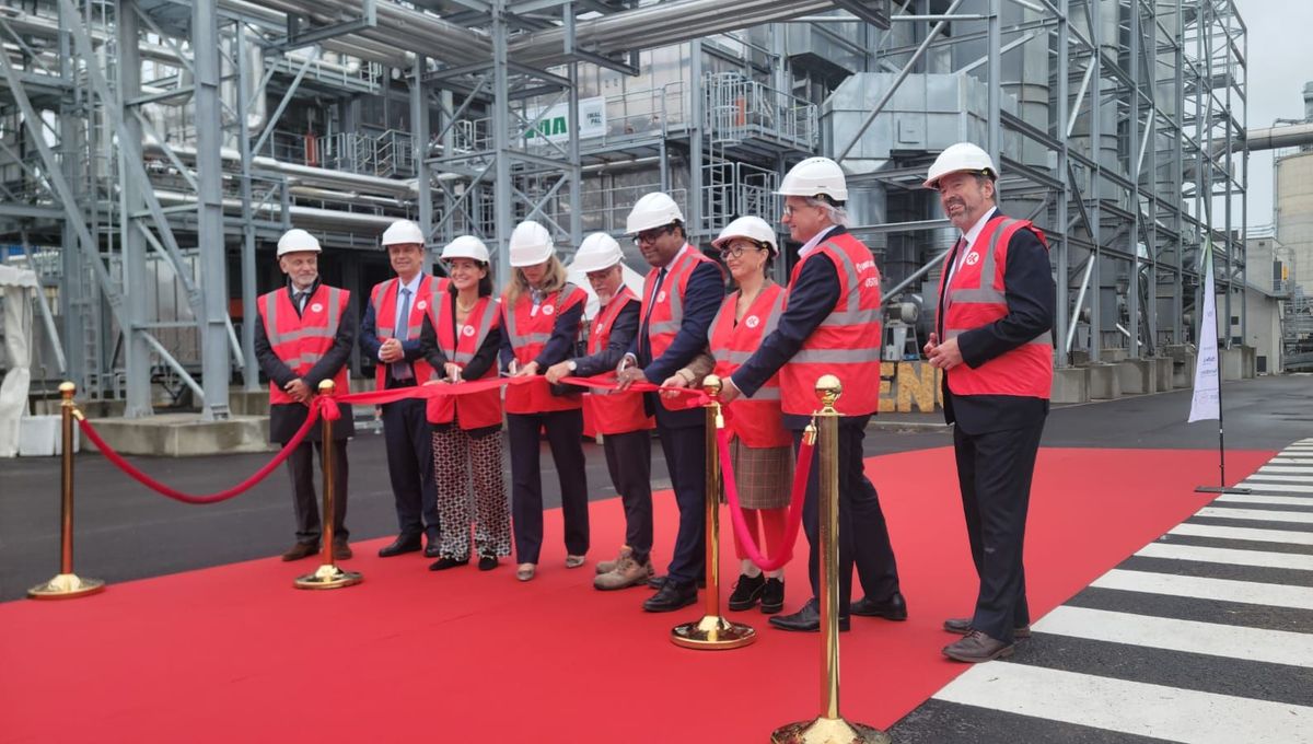 Sylvie Jéhanno, PDG de Dalkya, Ines Kaindl, actionnaire unique de Swiss Krono et Thierry Déau, PDG de Meridiam, s'apprêtant à inaugurer le projet "Green energy"