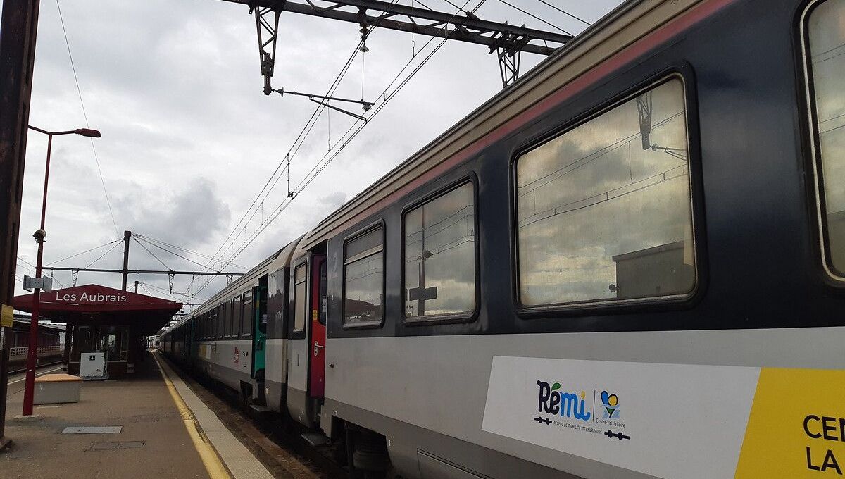 Un TER Paris-Orléans au départ de la gare des Aubrais