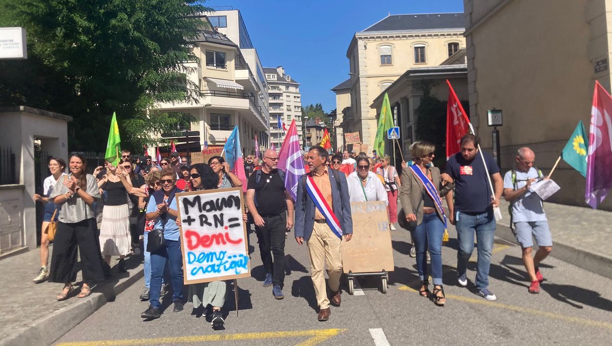 Manifestation contre le gouvernement Barnier, ce samedi midi, à Chambéry en Savoie.