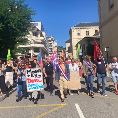 Manifestation contre le gouvernement Barnier, ce samedi midi, à Chambéry en Savoie.