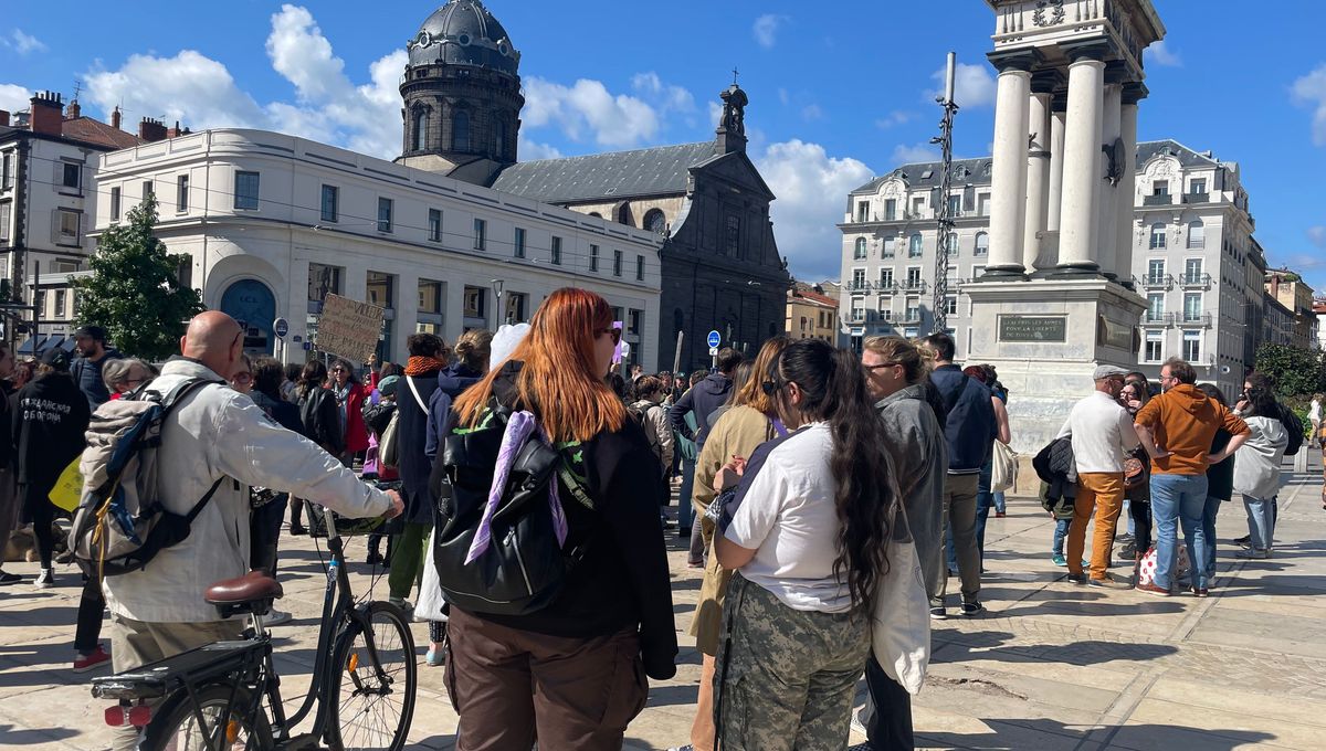 Pour que la "honte change de camp" des centaines de manifestants se rassemblent place de Jaude à Clermont-Ferrand.