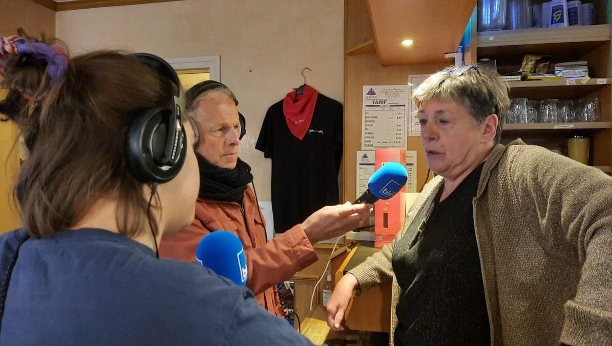 France Bleu Béarn Bigorre à l'hôtel des voyageurs d'Urdos, avec la gérante Josette Blon.