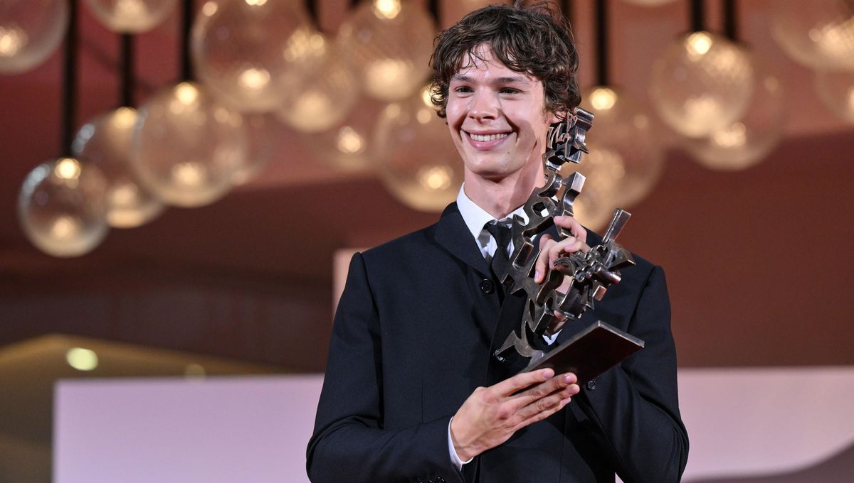 Paul Kircher, 22 ans, a reçu le prix Marcello Mastroianni du meilleur espoir, à la cérémonie de clôture de la Mostra de Venise