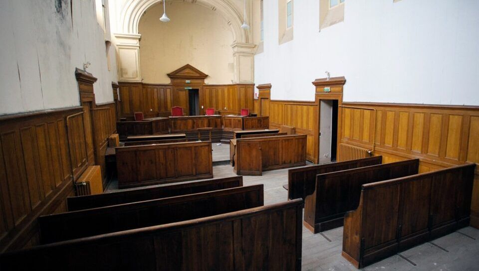 Une salle d'audience de l'ancien palais de justice de Bagnères-de-Bigorre