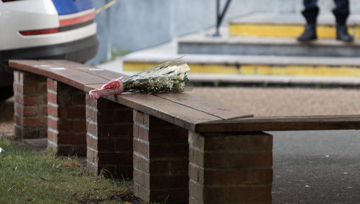 Un bouquet de fleurs déposé devant la cité scolaire Gambetta-Carnot au lendemain de l'attentat à Arras le 13 octobre 2023