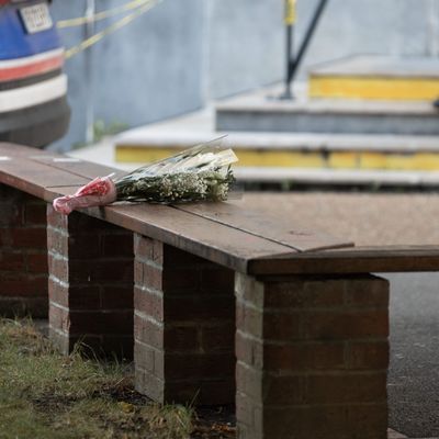 Un bouquet de fleurs déposé devant la cité scolaire Gambetta-Carnot au lendemain de l'attentat à Arras le 13 octobre 2023