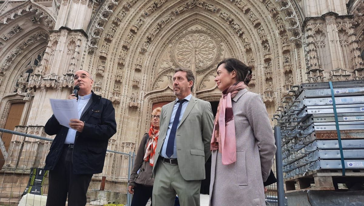 Sur le parvis de la cathédrale de Nantes, le préfet de Loire-Atlantique et l'évêque de Nantes ont annoncé la réouverture de l'édifice en septembre 2025.