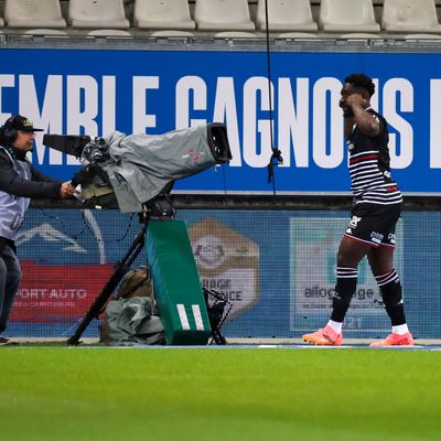 La célébration d'Alexandre Mendy après l'ouverture du score à Grenoble