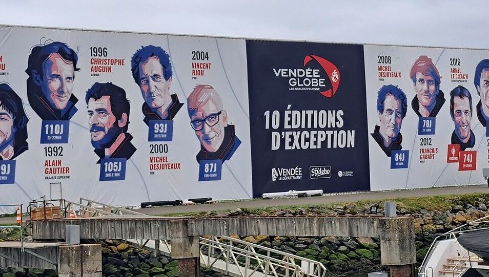 La banderole du Vendée Globe 2024  dressée devant Port Olona