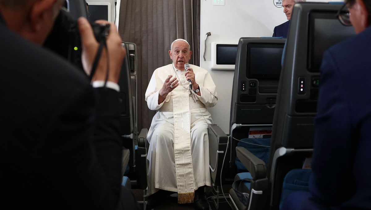 Le pape a tenu une conférence de presse dans l'avion ce vendredi.