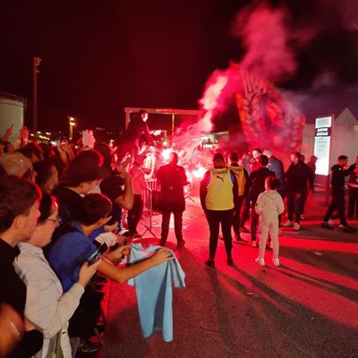 Fumigènes et chants de rigueur pour accueillir Adrien Rabiot