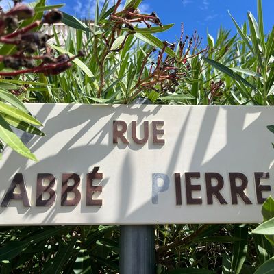 Les rues Abbé Pierre vont-elles être débaptisées en Isère ? - image d'illustration