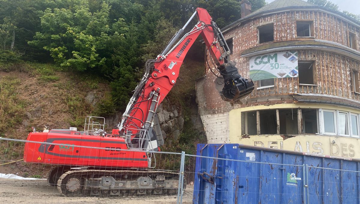 Une grue avec sa pelle de 64 tonnes a commencé la démolition