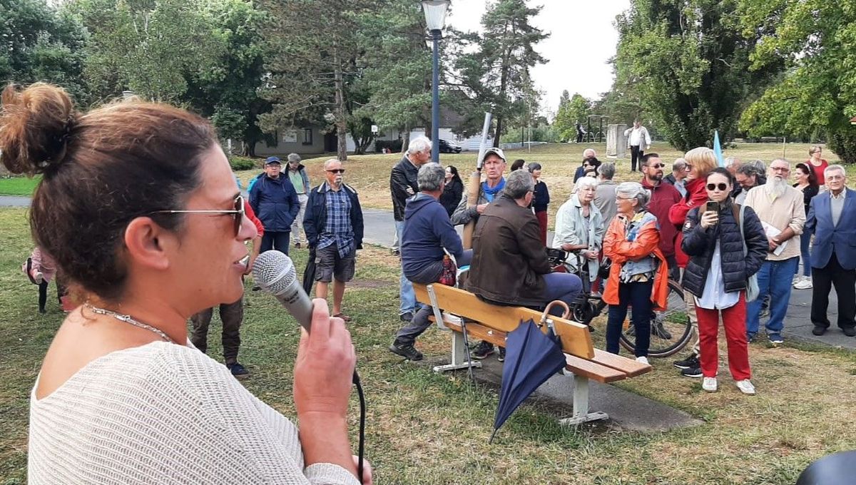 Éloïse Gonzalez, ex-candidate LFI aux dernières Législatives a pris la parole devant les manifestants caslteroussins rassemblésà l'entrée du Parc de Belle Isle